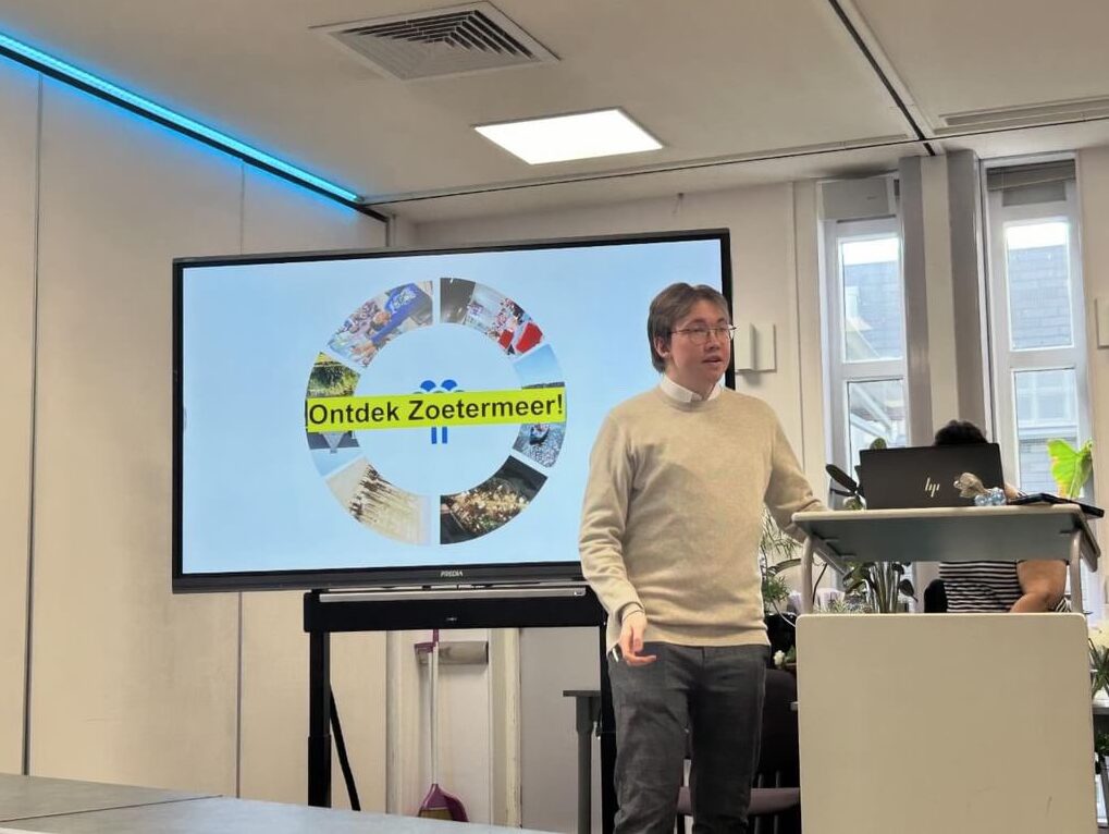 The image has a functional purpose Robin geeft les "Zoetermeer de stad"