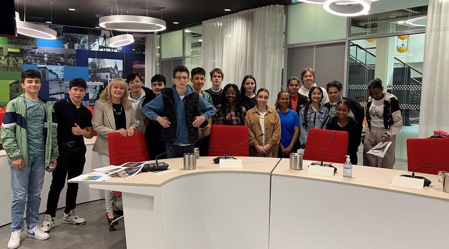 The image has a functional purpose De Internationale Schakelklas (ISK) na de gastles, groepsfoto.